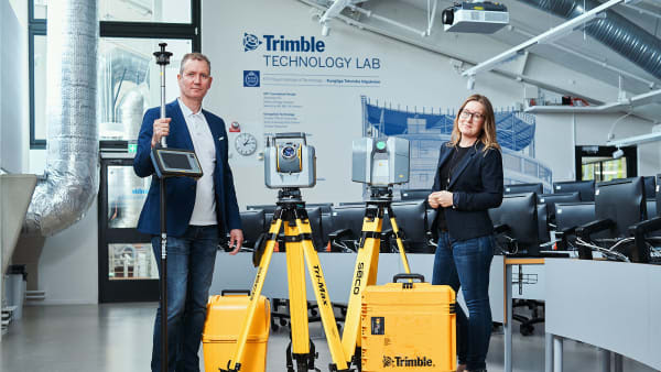 Kjartan Gudmundsson, director of First and Second Cycle Education, School of Architecture and the Built Environment, KTH och Tove Lindblad, Business Development Manager på Trimble i nya Trimble Technology Lab på KTH