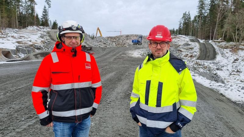Nils Tegerot, Veidekke and Claes Davidsson, Markera in front of one of the bigger rock cuts in the project